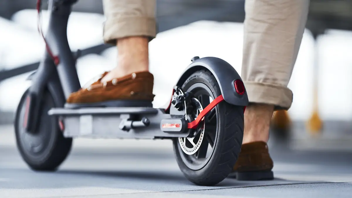 Man standing on E-Scooter, partial view model released Symbolfoto PUBLICATIONxINxGERxSUIxAUTxHUNxONLY BSZF00759  