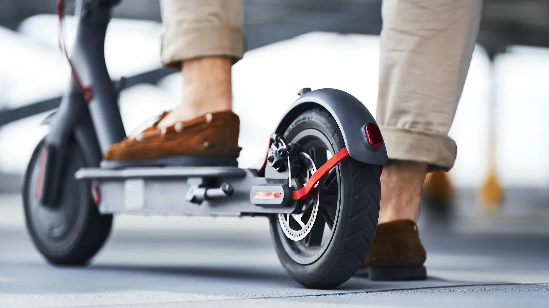 Man standing on E-Scooter, partial view model released Symbolfoto PUBLICATIONxINxGERxSUIxAUTxHUNxONLY BSZF00759