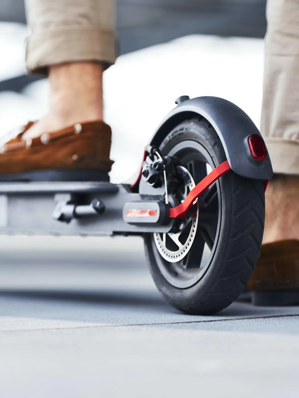 Man standing on E-Scooter, partial view model released Symbolfoto PUBLICATIONxINxGERxSUIxAUTxHUNxONLY BSZF00759  