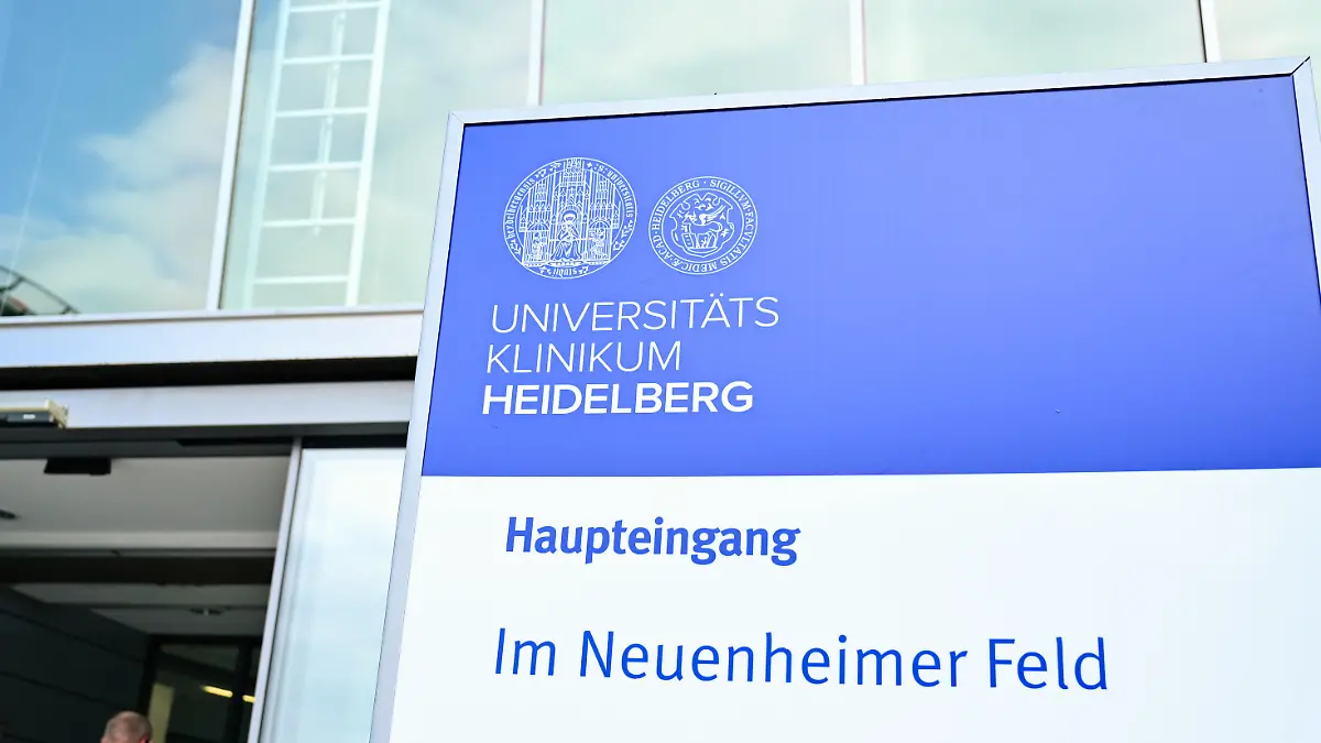 Eine Heidelberger Rechtsanwältin wurde in die Universitätsklinik gebracht, nachdem sie einen Polizisten getreten hatte.