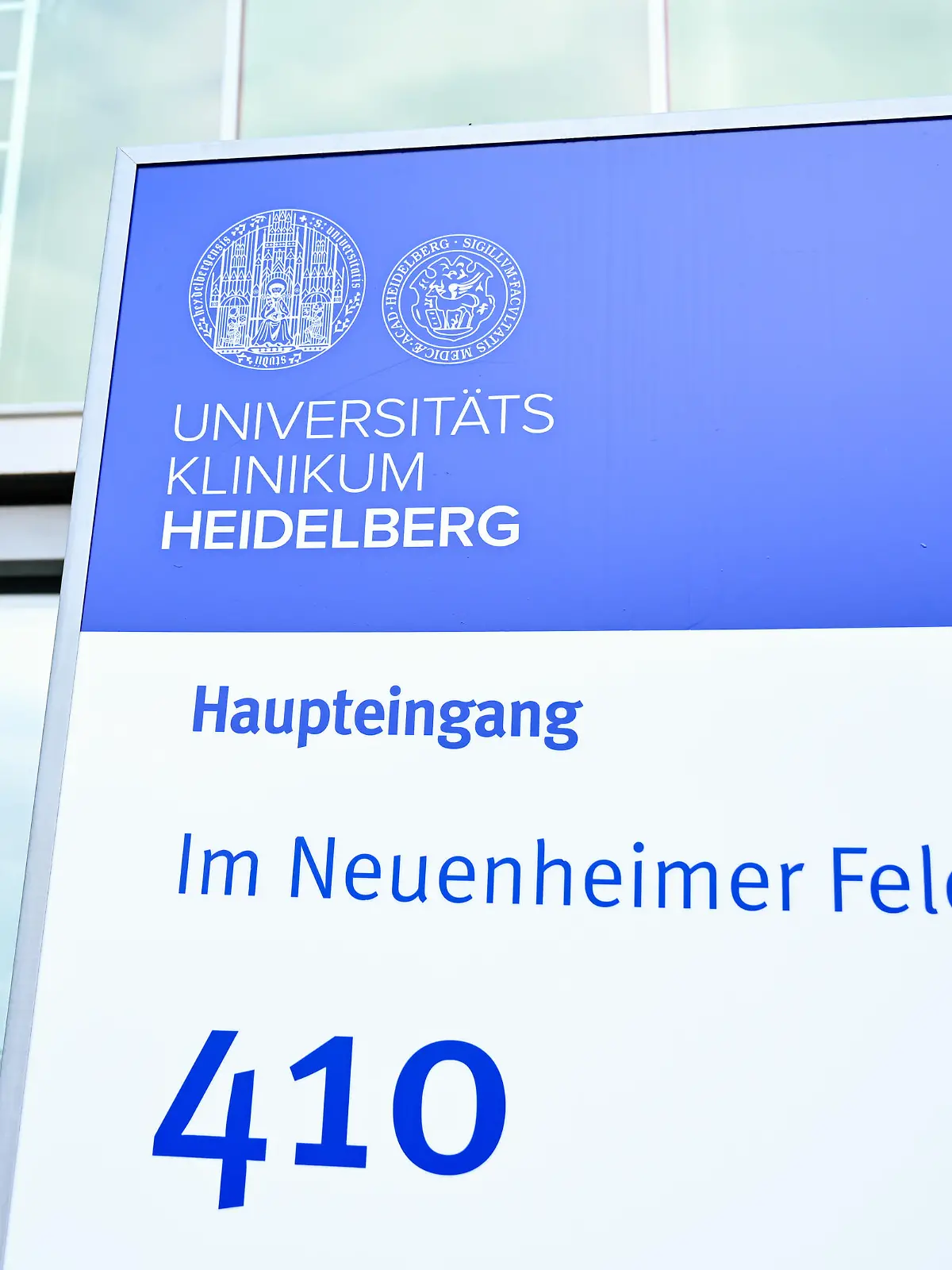 Eine Heidelberger Rechtsanwältin wurde in die Universitätsklinik gebracht, nachdem sie einen Polizisten getreten hatte.