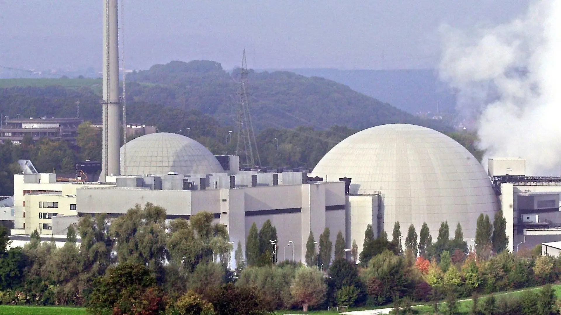 ARCHIV - 05.10.2000, Baden-Württemberg, Neckarwestheim: Ansicht von Block I und Block II des Gemeinschaftskernkraftwerks Neckar (GKN) in Neckarwestheim. (zu dpa: Atomkraftwerk Neckarwestheim II für Sicherheitscheck vom Netz) Foto: picture alliance / dpa +++ dpa-Bildfunk +++