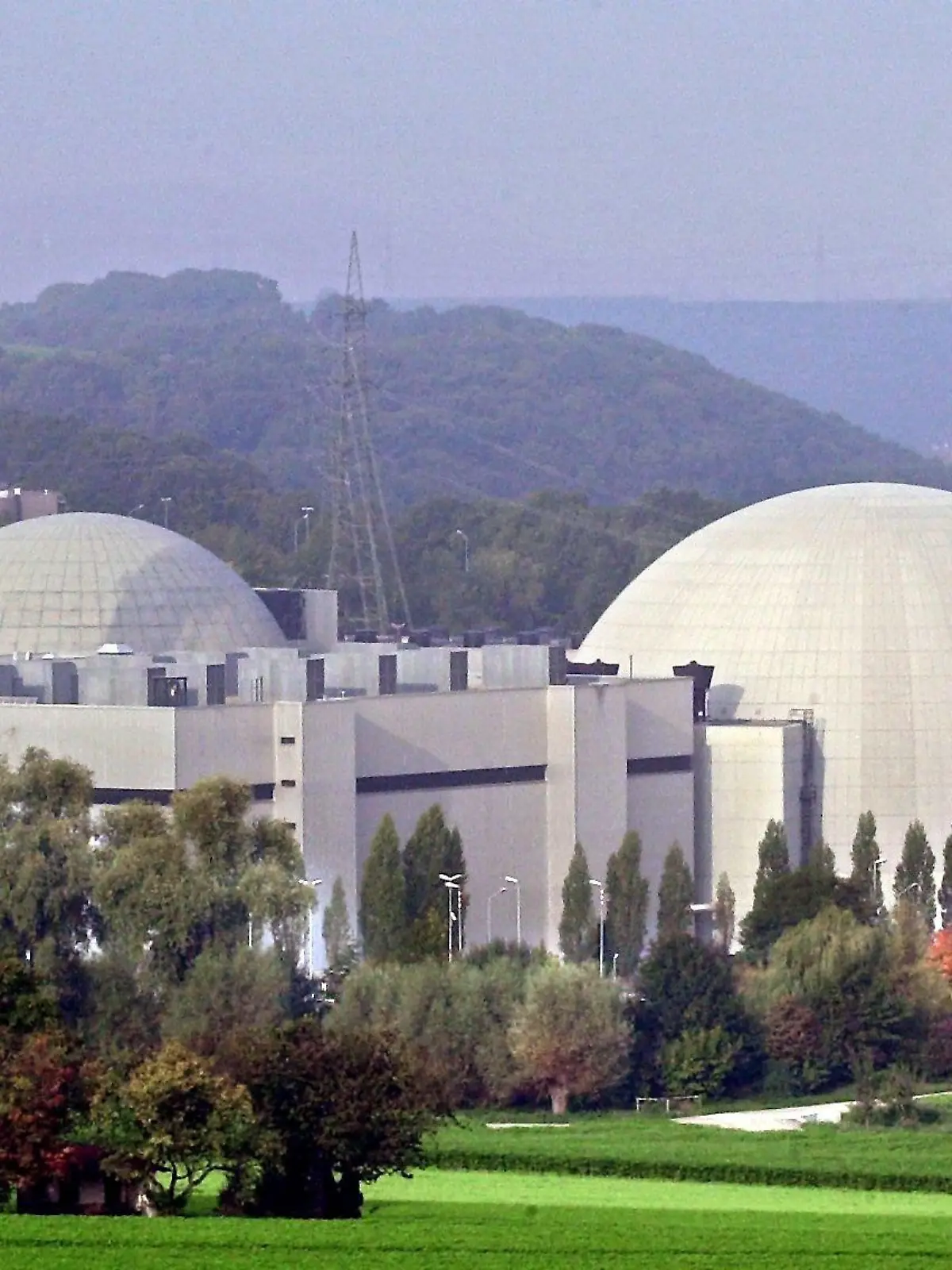 ARCHIV - 05.10.2000, Baden-Württemberg, Neckarwestheim: Ansicht von Block I und Block II des Gemeinschaftskernkraftwerks Neckar (GKN) in Neckarwestheim. (zu dpa: Atomkraftwerk Neckarwestheim II für Sicherheitscheck vom Netz) Foto: picture alliance / dpa +++ dpa-Bildfunk +++
