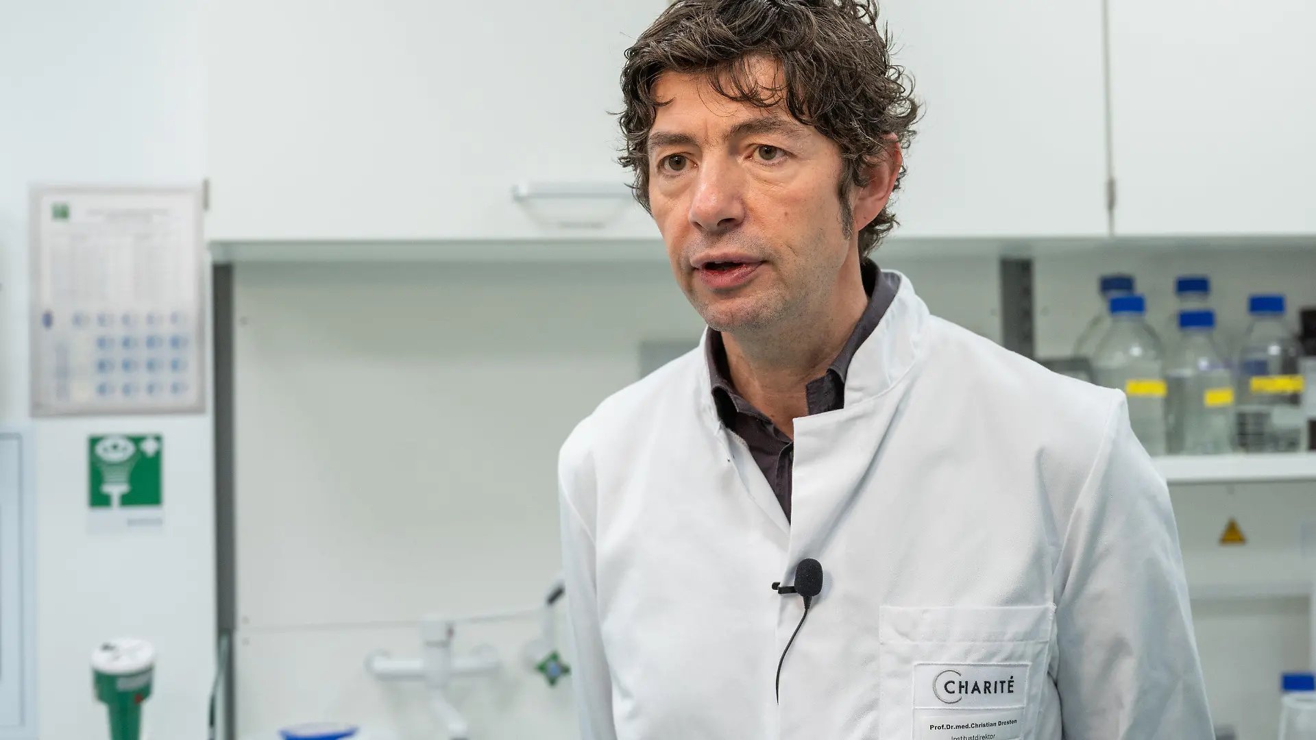 ARCHIV - 23.01.2020, Berlin: Christian Drosten, Direktor des Instituts für Virologie an der Charité in Berlin, steht im Institut für Virologie an der Charité Berlin Mitte, in dem Untersuchungen zum Coronavirus laufen. (zu dpa "Mehr Wissenschaftler in den Medien - bleibt das so auch nach Corona?") Foto: Christophe Gateau/dpa +++ dpa-Bildfunk +++