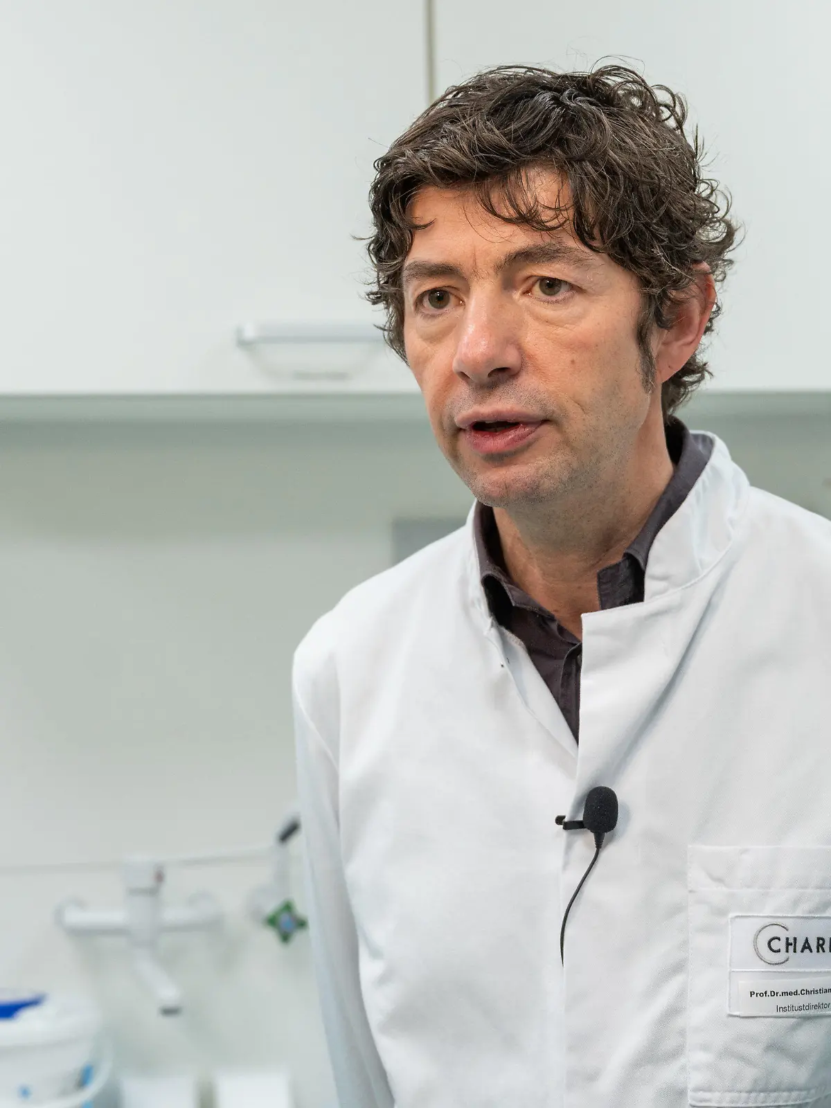 ARCHIV - 23.01.2020, Berlin: Christian Drosten, Direktor des Instituts für Virologie an der Charité in Berlin, steht im Institut für Virologie an der Charité Berlin Mitte, in dem Untersuchungen zum Coronavirus laufen. (zu dpa "Mehr Wissenschaftler in den Medien - bleibt das so auch nach Corona?") Foto: Christophe Gateau/dpa +++ dpa-Bildfunk +++