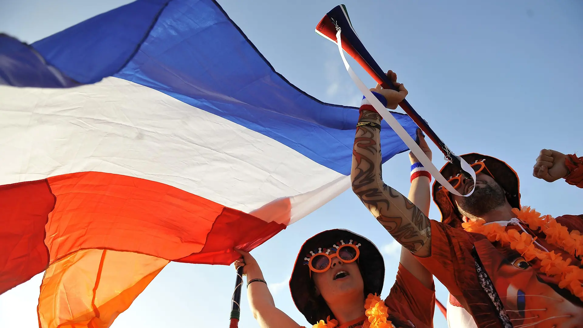 epa02201883 Holland fans celebrate at the Fan Fest in Durban, South Africa, 14 June 2010. Fans from the Netherlands celebrated following their team's 2-0 win over Denmark in their opening match of the FIFA World Cup Finals 2010. EPA/ANDY RAIN