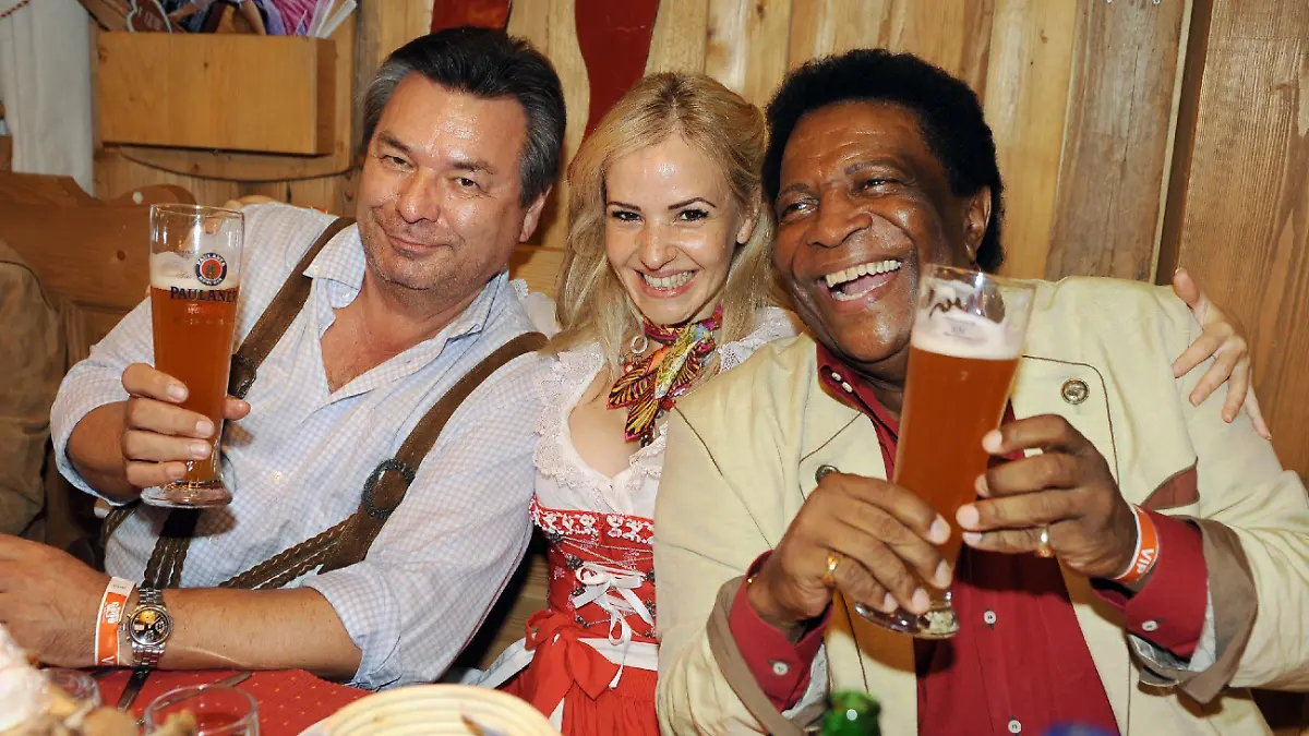 Der Moderator und Sportreporter Waldemar Hartmann (l) und der Sänger Roberto Blanco und seine Freundin Luzandra Strassburg posieren am Mittwoch (23.09.2009) auf dem 176. Oktoberfest auf der Theresienwiese in München (Oberbayern) beim Radio Gong Wiesn Stammtisch im Weinzelt. Die Wiesn ist das größte Volksfest der Welt und geht bis zum Sonntag (4.10.2009). An den 16 Festtagen werden rund sechs Millionen Besucher erwartet. Foto: Felix Hörhager dpa/lby  +++(c) dpa - Bildfunk+++