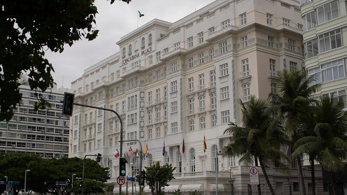 09.04.2020, Brasilien, Rio De Janeiro: Das berühmte Hotel «Copacabana Palace». Wegen der Covid-19-Pandemie hat das Hotel - eines der wenigen Fünf-Sterne-Hotels Brasilien, zum ersten Mal in den fast 100 Jahren seines Bestehens geschlossen. Am Osterwochenende waren zwei Meter hohe Gitter rund um das 1923 eröffnete Art Déco-Gebäude zu sehen, das sich an der berühmten Copacabana erhebt. Foto: Silvia Izquierdo/AP/dpa +++ dpa-Bildfunk +++