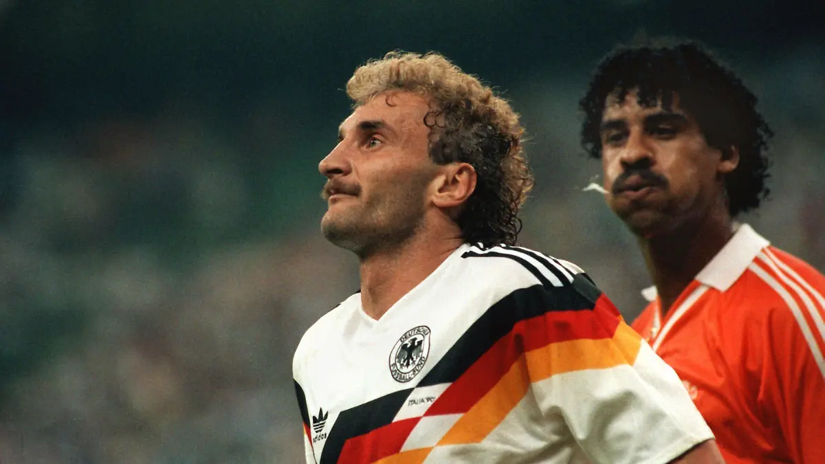ARCHIV - 24.06.1990, Italien, Mailand: Der Niederländer Frank Rijkaard (r) bespuckt Rudi Völler im Mailänder Meazza-Stadion beim WM-Spiel Holland gegen Deutschland, nachdem sie nach einem Foulspiel gemeinsam vom Platz gestellt wurden. Völler ist Bundesliga-Torschützenkönig, Weltmeister und Champions-League-Sieger. Verbunden wird er aber so gut wie immer mit dem Vorfall in dem WM Spiel gegen Holland. Foto: Martina_Hellmann/dpa +++ dpa-Bildfunk +++