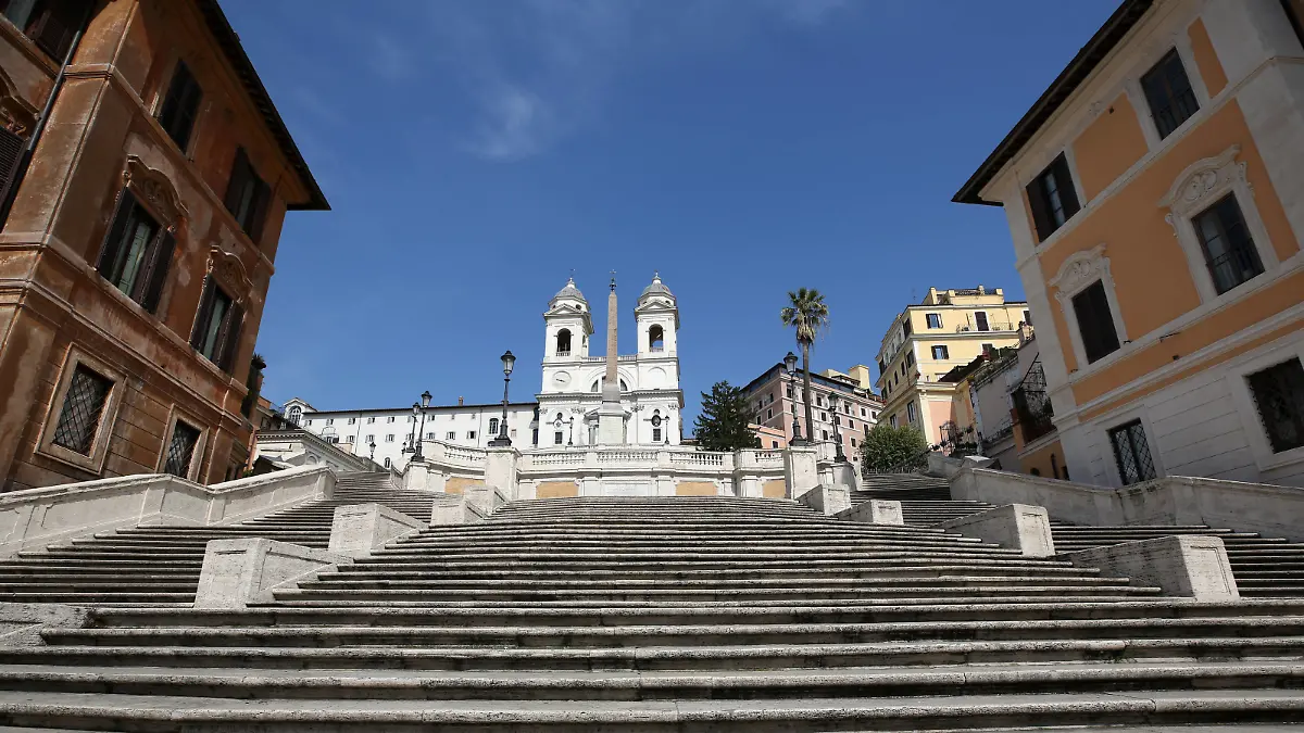 Italy: Rome at the end of 4th week of COVID-19 A view of a empty Spanish step in Rome at the end of fourth week of national lock down against the sprad of the new coronavirus dubbed COVID-19. Roma Italy Italy Copyright: Giuseppex Pino xFama
