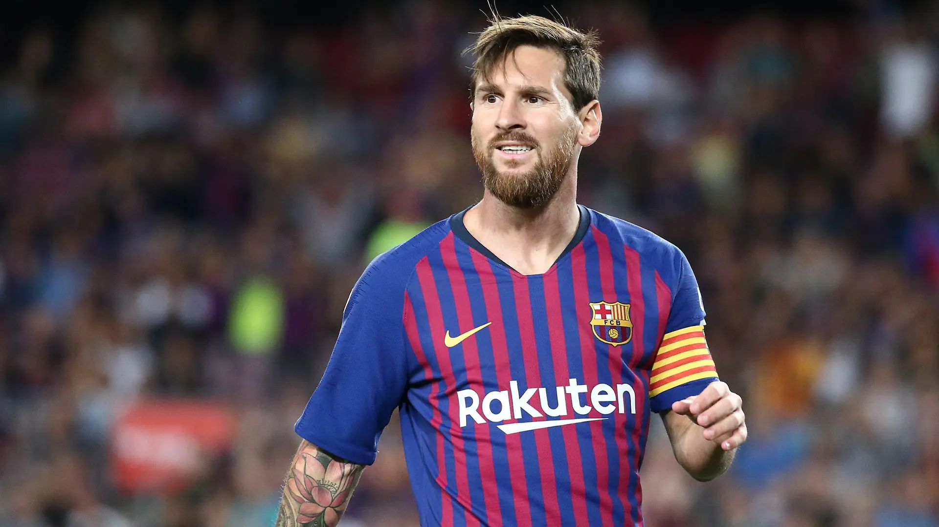 ARCHIV - 18.08.2018, Spanien, Barcelona: Fußball, Primera Division, FC Barcelona - Deportivo Alaves. FC Barcelonas Lionel Messi steht auf dem Platz. (Zu dpa "Wegen Corona: FC Barcelona kürzt Fußballstars das Gehalt") Foto: Joan Valls/Urbanandsport/gtres/dpa +++ dpa-Bildfunk +++