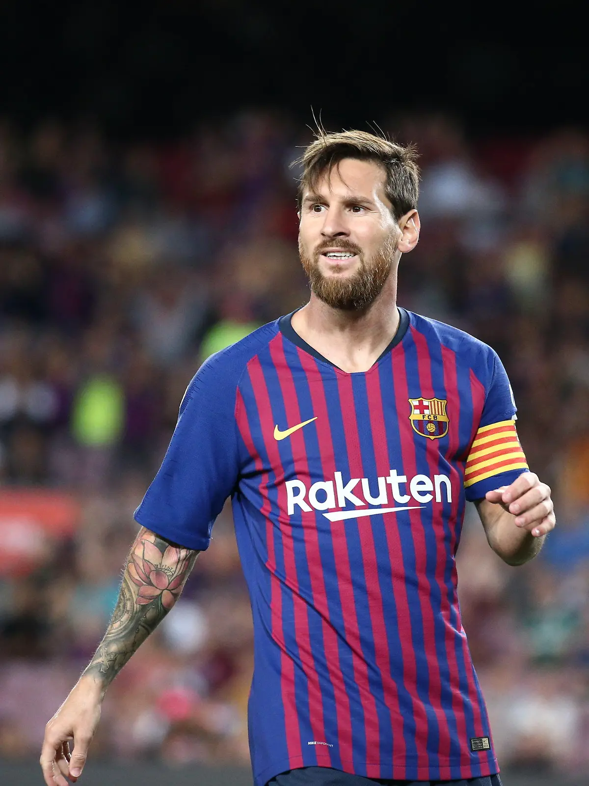 ARCHIV - 18.08.2018, Spanien, Barcelona: Fußball, Primera Division, FC Barcelona - Deportivo Alaves. FC Barcelonas Lionel Messi steht auf dem Platz. (Zu dpa "Wegen Corona: FC Barcelona kürzt Fußballstars das Gehalt") Foto: Joan Valls/Urbanandsport/gtres/dpa +++ dpa-Bildfunk +++