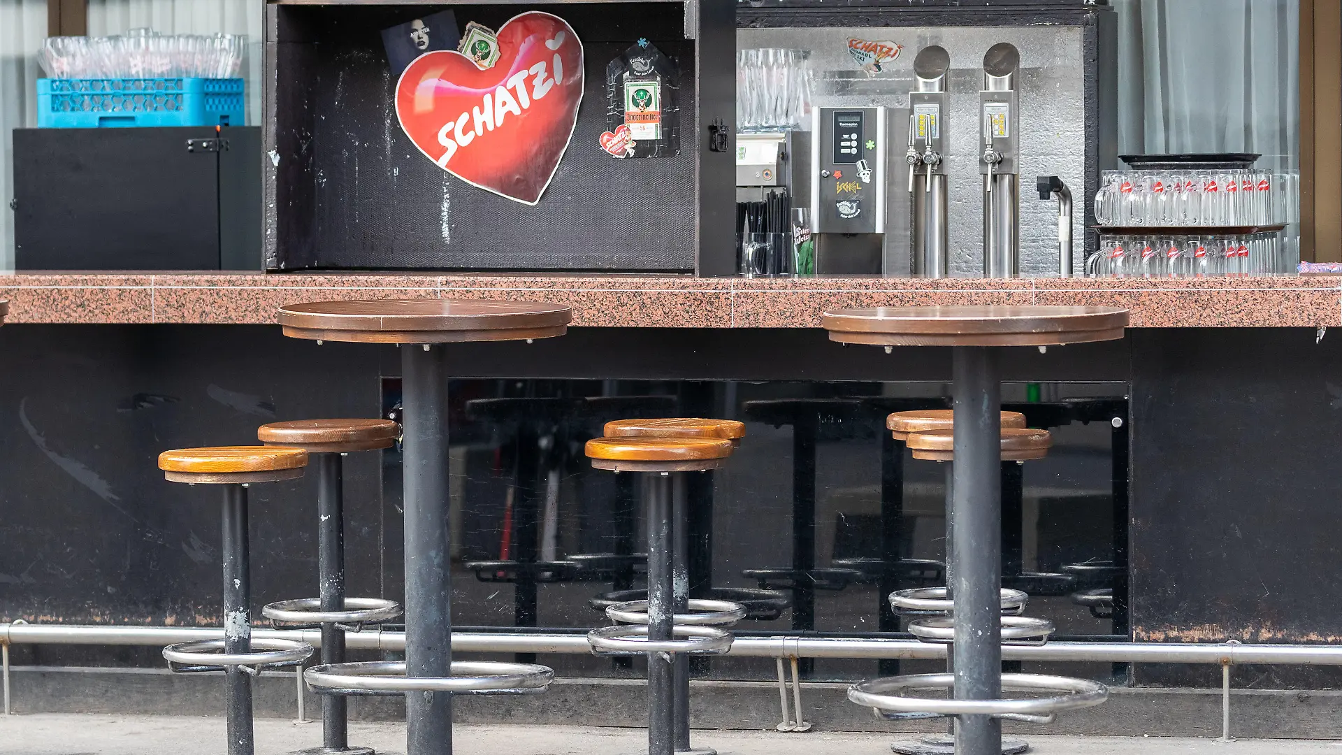 13.03.2020, Österreich, Ischgl: Eine leere Bar. Die Region Paznauntal mit dem Touristenort Ischgl steht in Österreich neben weiteren Orten wegen einer erhöhten Zahl von Coronavirus-Fällen unter Quarantäne. Foto: Jakob Gruber/APA/dpa +++ dpa-Bildfunk +++