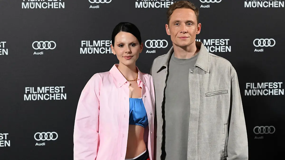 Matthias Schweighöfer und Ruby O. Fee vertreiben sich gern auch mal die Zeit zu Hause. (Archivfoto)