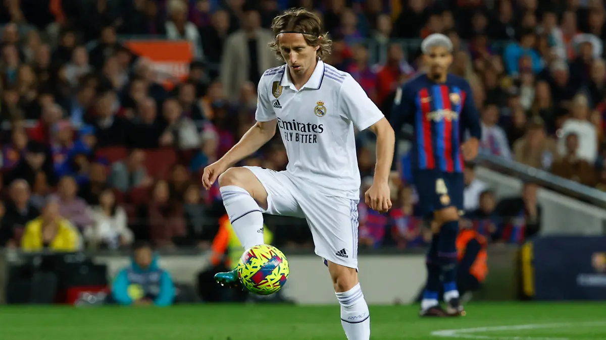 Real Madrid's Luka Modric controls the ball during Spanish La Liga soccer match between Barcelona and Real Madrid at the Camp Nou stadium in Barcelona, Spain, Sunday, March 19, 2023. (AP Photo/Joan Monfort)