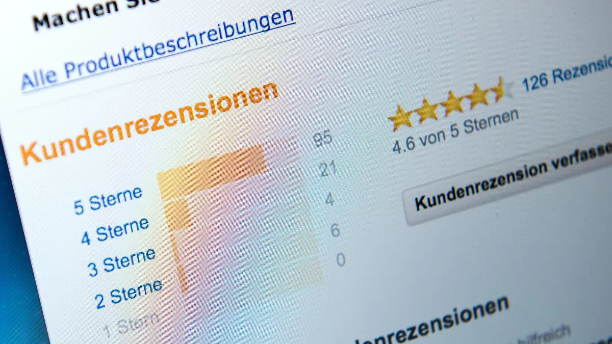 Kundenrezensionen für ein Amazon-Produkt sind am 28.04.2014 in Hamburg auf einem Bildschirm zu sehen. | Verwendung weltweit