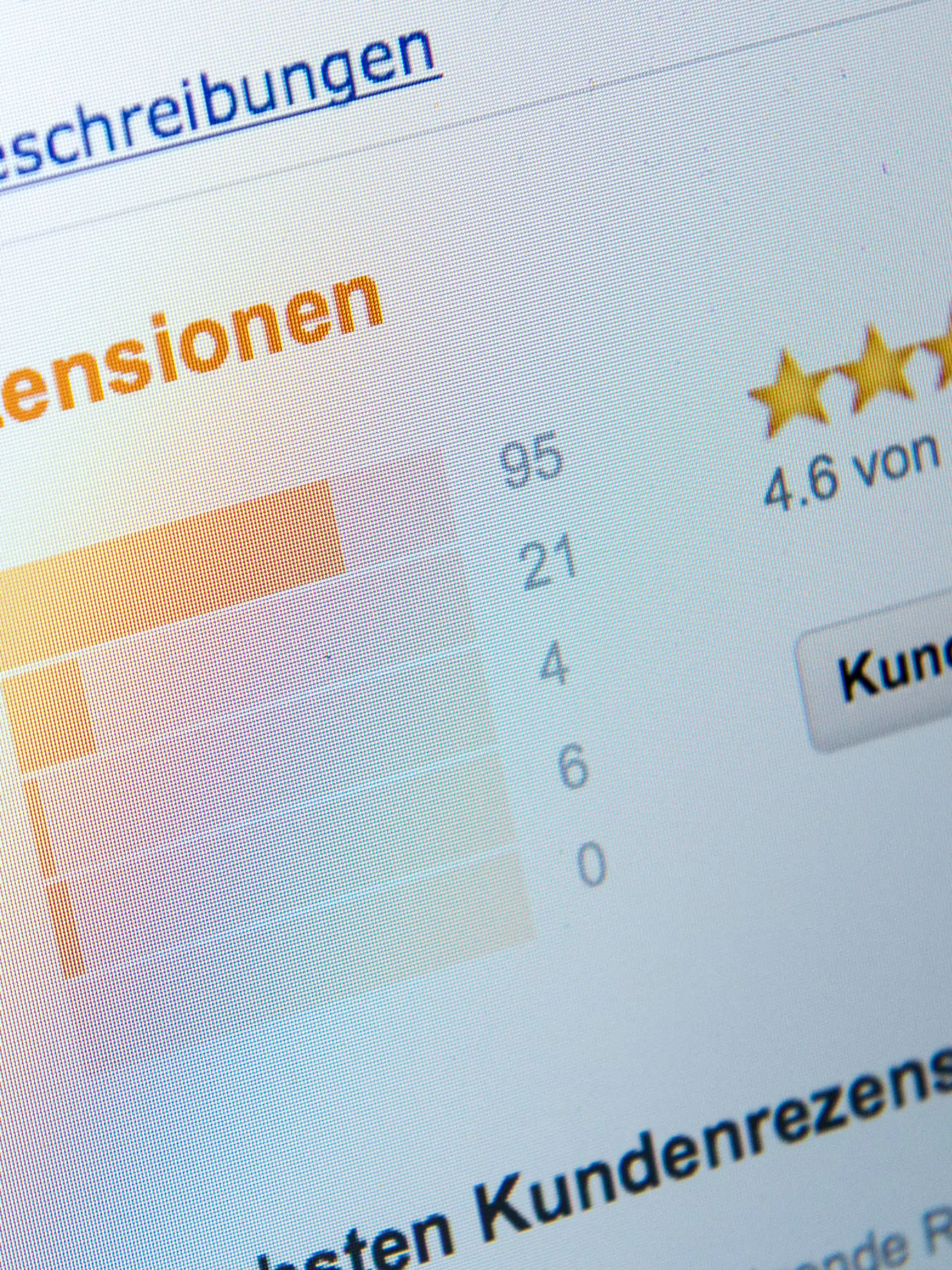 Kundenrezensionen für ein Amazon-Produkt sind am 28.04.2014 in Hamburg auf einem Bildschirm zu sehen. | Verwendung weltweit