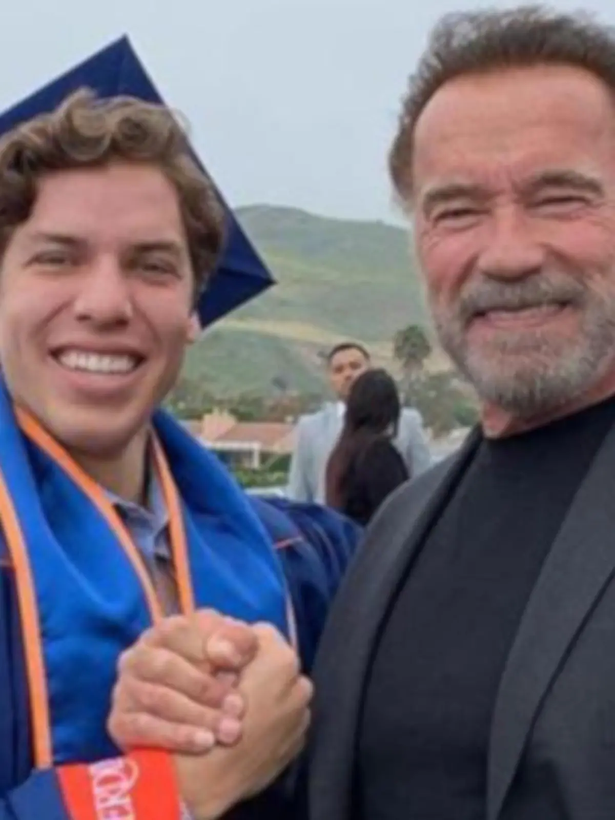 Arnie gratuliert seinem Sohn Joseph