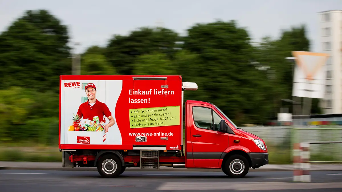 ARCHIV - 04.07.2013, Nordrhein-Westfalen, Köln: Ein Lieferwagen von Rewe Online fährt auf einer Straße. Jahrelang zeigten die Verbraucher in Deutschland den Angeboten von Online-Lebensmittelhändlern die kalte Schulter und kauften Fleisch und Gemüse lieber im Supermarkt oder beim Discounter um die Ecke. Doch seit wenigen Wochen ist alles anders, die Angst vor dem neuartigen Coronavirus beschert den Online-Lieferdiensten ungeahnte Wachstumsraten. Foto: Rolf Vennenbernd/dpa +++ dpa-Bildfunk +++