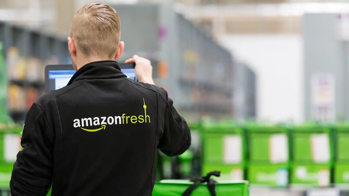 ARCHIV - 18.07.2017, Berlin: Ein Mitarbeiter des Lebensmittellieferdienstes Amazon Fresh steht Depot der Firma. Jahrelang zeigten die Verbraucher in Deutschland den Angeboten von Online-Lebensmittelhändlern die kalte Schulter und kauften Fleisch und Gemüse lieber im Supermarkt oder beim Discounter um die Ecke. Doch seit wenigen Wochen ist alles anders, die Angst vor dem neuartigen Coronavirus beschert den Online-Lieferdiensten ungeahnte Wachstumsraten. Foto: Monika Skolimowska/dpa +++ dpa-Bildfunk +++