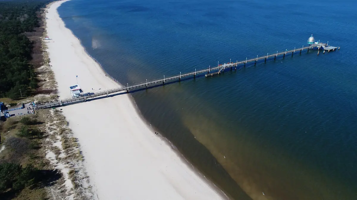 05.04.2020, Mecklenburg-Vorpommern, Zinnowitz: Menschenleer ist die Strandpromenade mit der Seebrücke im Ostseebad Zinnowitz auf der Insel Usedom (Luftaufnahme mit einer Drohne). Wegen der scharfen Einschränkungen im öffentlichen Leben wird der traditionelle Saisonauftakt an der Ostsee zu Ostern in diesem Jahr ausfallen. Foto: Stefan Sauer/dpa +++ dpa-Bildfunk +++