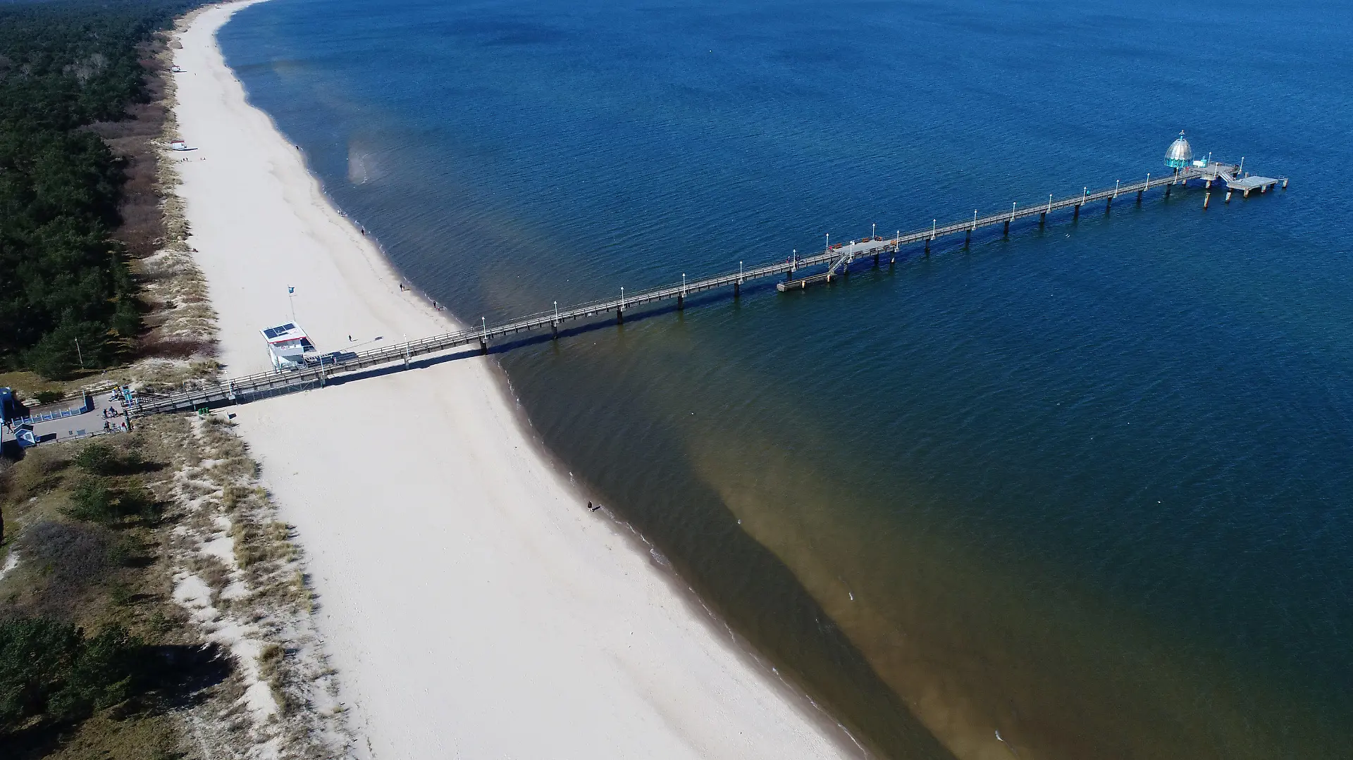 05.04.2020, Mecklenburg-Vorpommern, Zinnowitz: Menschenleer ist die Strandpromenade mit der Seebrücke im Ostseebad Zinnowitz auf der Insel Usedom (Luftaufnahme mit einer Drohne). Wegen der scharfen Einschränkungen im öffentlichen Leben wird der traditionelle Saisonauftakt an der Ostsee zu Ostern in diesem Jahr ausfallen. Foto: Stefan Sauer/dpa +++ dpa-Bildfunk +++