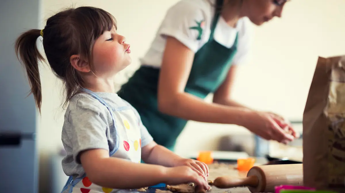Mutter und Tochter backen zusammen
