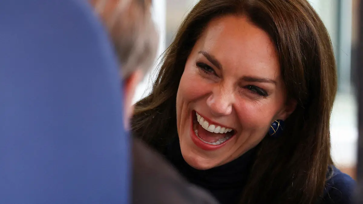 GRAFIK - 21.02.2023, Großbritannien, Slough: Die britische Prinzessin Kate von Wales (r) lacht während ihres Besuchs im Oxford House Nursing Home, wo sie mit Mitarbeitern und Bewohnern zusammentraf. Foto: Hannah Mckay/POOL REUTERS/AP/dpa +++ dpa-Bildfunk +++
