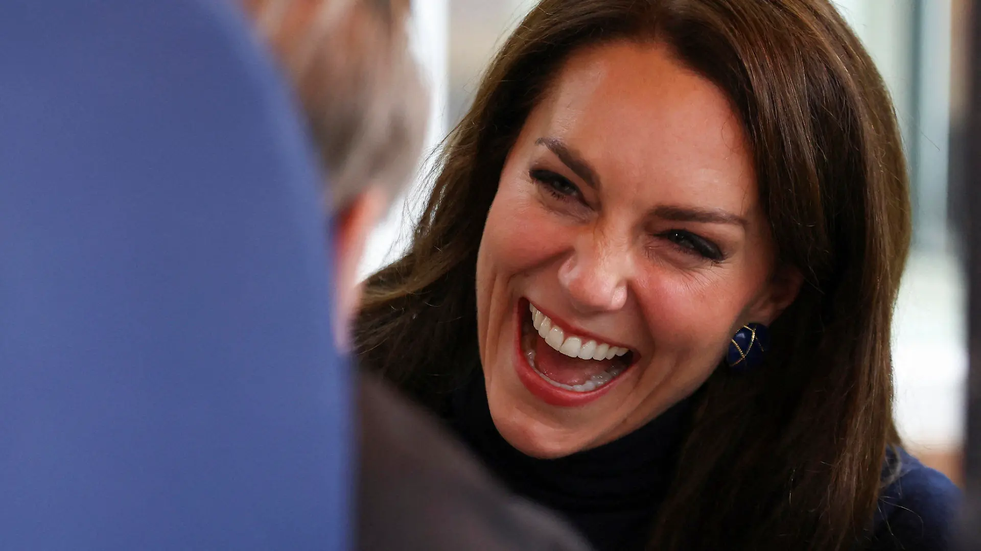 GRAFIK - 21.02.2023, Großbritannien, Slough: Die britische Prinzessin Kate von Wales (r) lacht während ihres Besuchs im Oxford House Nursing Home, wo sie mit Mitarbeitern und Bewohnern zusammentraf. Foto: Hannah Mckay/POOL REUTERS/AP/dpa +++ dpa-Bildfunk +++