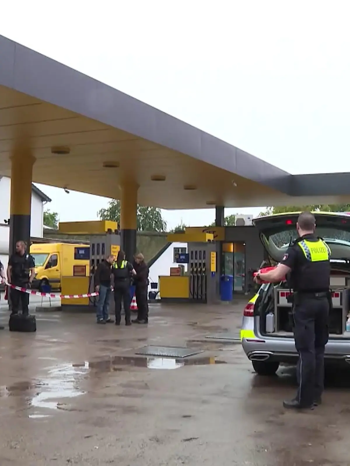 Am Donnerstagmorgen soll ein Mann an einer Tankstelle in Hamburg eine Frau und einen Mann mit Benzin begossen bzw. übergossen haben. Auch soll der Mann mit der Frau weggefahren sein. Aktuell fahndet die Polizei nach dem Auto.