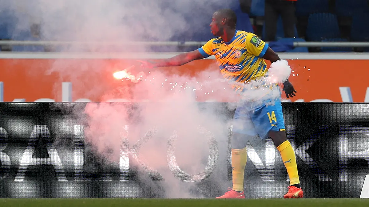 Braunschweig vs. Hannover, 2. BL Braunschweig, 19.03.2023, FUßBALL - Eintracht Braunschweig vs. Hannover 96, 2. BL, Saison 2022/23. Bild zeigt: Anthony Ujah Eintracht Braunschweig beseitigt ein Bengalo Braunschweig *** Braunschweig vs Hannover, 2 BL Braunschweig, 19 03 2023, FOOTBALL Eintracht Braunschweig vs Hannover 96, 2 BL, season 2022 23 picture shows Anthony Ujah Eintracht Braunschweig eliminates a Bengalo Braunschweig