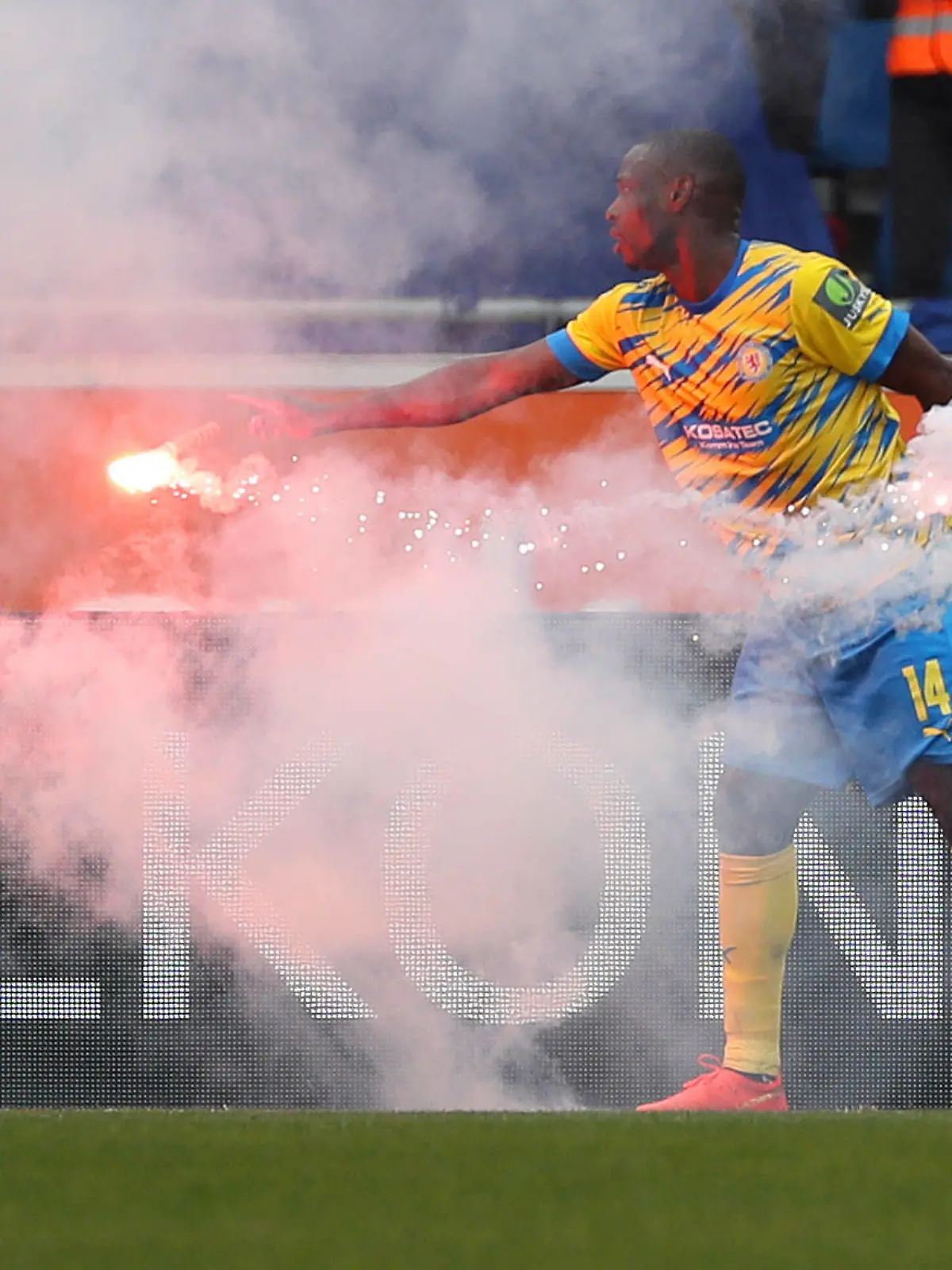 Braunschweig vs. Hannover, 2. BL Braunschweig, 19.03.2023, FUßBALL - Eintracht Braunschweig vs. Hannover 96, 2. BL, Saison 2022/23. Bild zeigt: Anthony Ujah Eintracht Braunschweig beseitigt ein Bengalo Braunschweig *** Braunschweig vs Hannover, 2 BL Braunschweig, 19 03 2023, FOOTBALL Eintracht Braunschweig vs Hannover 96, 2 BL, season 2022 23 picture shows Anthony Ujah Eintracht Braunschweig eliminates a Bengalo Braunschweig