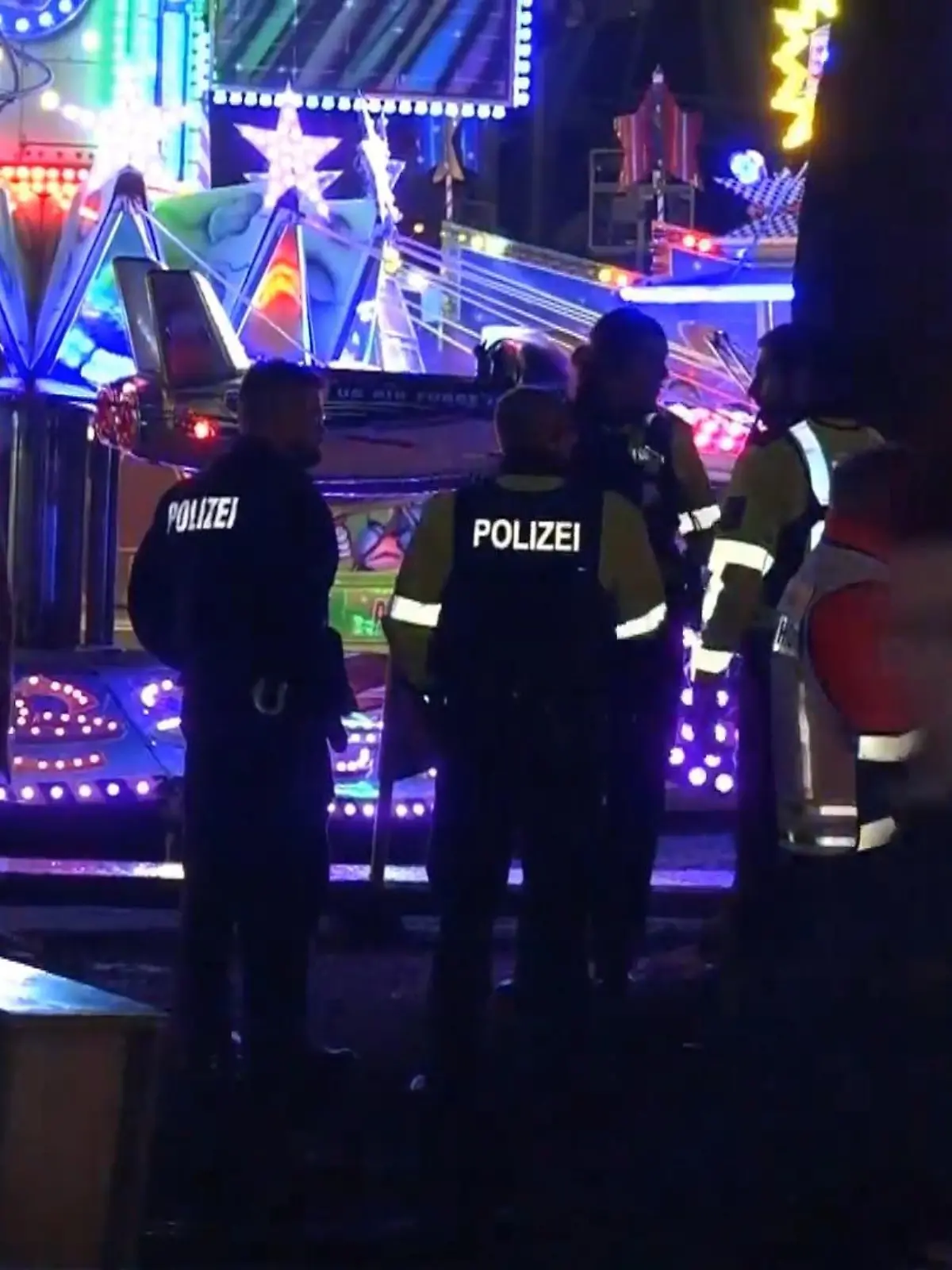 In Münster feiern zahlreiche Menschen ausgelassen auf dem Send, fahren Achterbahn oder Karussell. Mitten auf dem Volksfest kommt es dann zum Drama, bei dem ein Mann stirbt. Laut RTL-Informationen beobachtet das Opfer einen Streit. Als der 31-Jährige schlichten will, wird er laut eines Zeugen eiskalt erstochen; erliegt noch an Ort und Stelle seinen Verletzungen. Nun fahndet die Polizei nach dem Täter.
