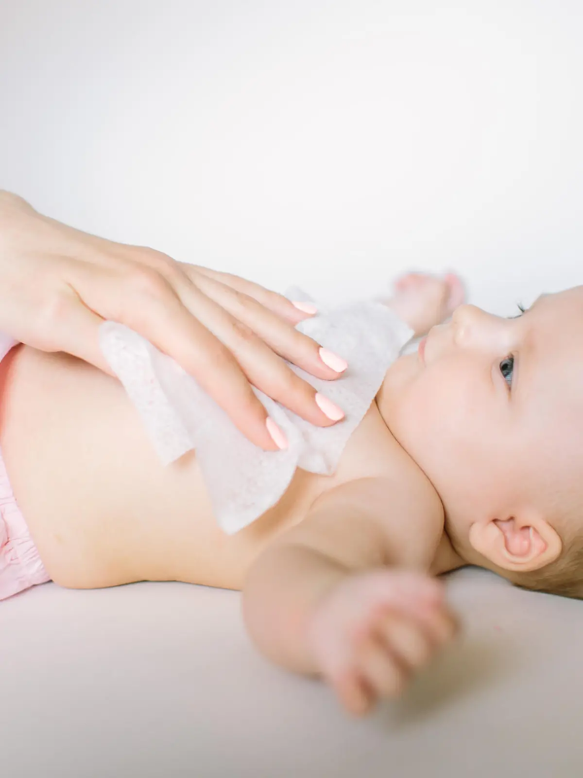 Feuchttücher sind im Alltag mit Babys und Kleinkinder überlebensnotwendig. Wir zeigen, wie Sie selbst welche herstellen.