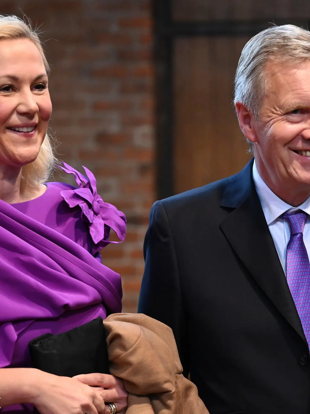 01.11.2021, Niedersachsen, Hannover: Christian Wulff, ehemaliger Bundespräsident, und seine Frau Bettina Wulff stehen bei einem ökumenischem Gottesdienst in der Marktkirche zur Gründung des Landes Niedersachsen vor 75 Jahren. Foto: Julian Stratenschulte/dpa +++ dpa-Bildfunk +++