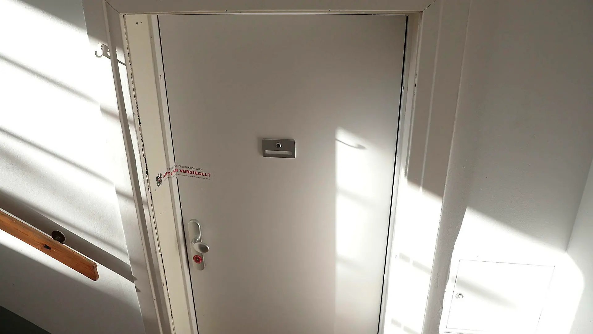 ABD0055_20220619 - WIEN - ÖSTERREICH: ZU APA0198 VOM 19.6.2022 - Polizisten haben am Sonntag, 19. Juni 2022, in einer Wohnung in Wien-Floridsdorf die Leiche einer jungen Frau vorgefunden. Erhebungen am Tatort deuten auf ein Tötungsdelikt hin. Im Bild: Der mutmassliche Tatort in Wien-Floridsdorf. - FOTO: APA/ALEX HALADA - 20220619_PD6689