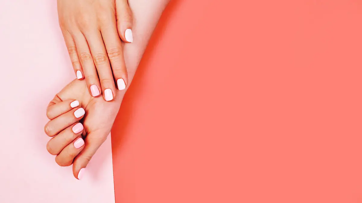 Frau mit gepflegten Fingernägeln
