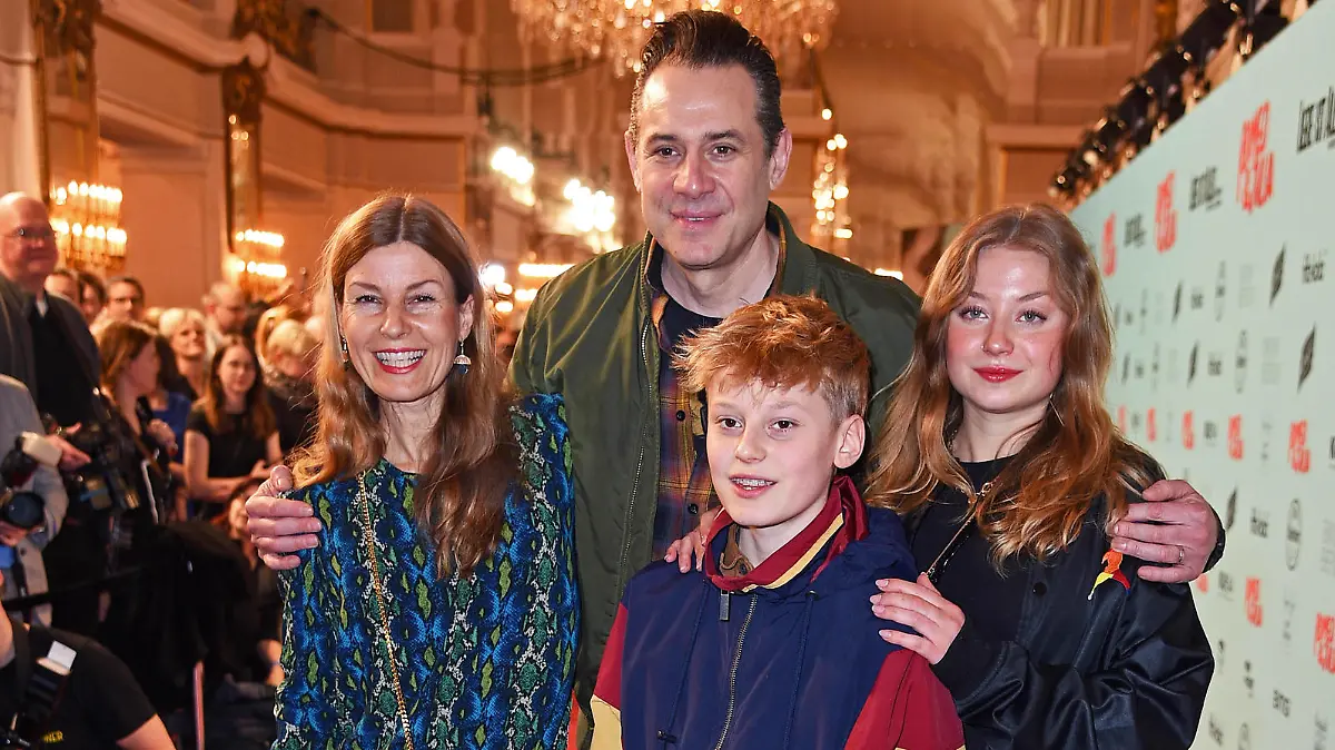 Sascha Vollmer The BossHoss mit Ehefrau Jenny Vollmer und Sohn John Vollmer und Tochter Manisha Vollmer bei der Premiere von ROMEO & JULIA LIEBE IST ALLES Das Musical im Stage Theater des Westens in Berlin am 19.03.2023 *** Sascha Vollmer The BossHoss with wife Jenny Vollmer and son John Vollmer and daughter Manisha Vollmer at the premiere of ROMEO JULIA LOVE IS EVERYTHING The Musical at the Stage Theater des Westens in Berlin on 19 03 2023