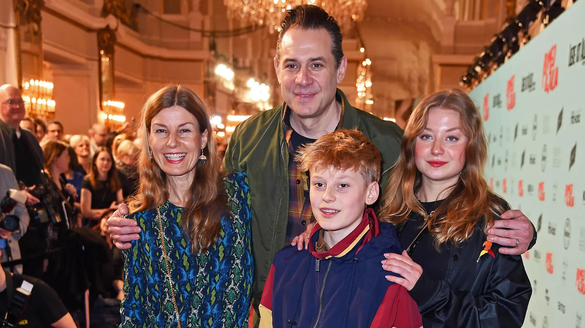 Sascha Vollmer The BossHoss mit Ehefrau Jenny Vollmer und Sohn John Vollmer und Tochter Manisha Vollmer bei der Premiere von ROMEO & JULIA LIEBE IST ALLES Das Musical im Stage Theater des Westens in Berlin am 19.03.2023 *** Sascha Vollmer The BossHoss with wife Jenny Vollmer and son John Vollmer and daughter Manisha Vollmer at the premiere of ROMEO JULIA LOVE IS EVERYTHING The Musical at the Stage Theater des Westens in Berlin on 19 03 2023