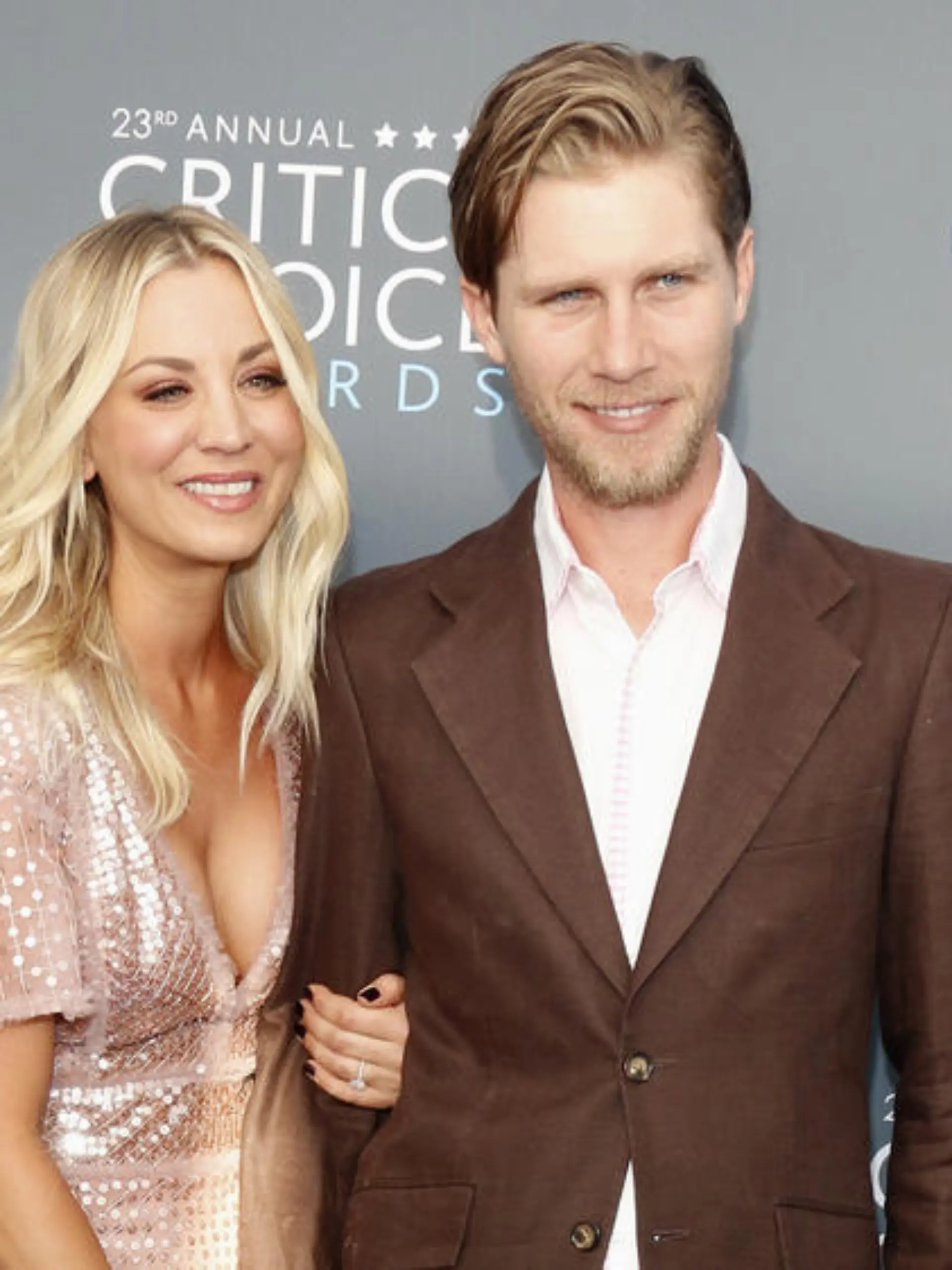 Kaley Cuoco "musste" wegen Corona mit Ehemann Karl Cook zusammenziehen