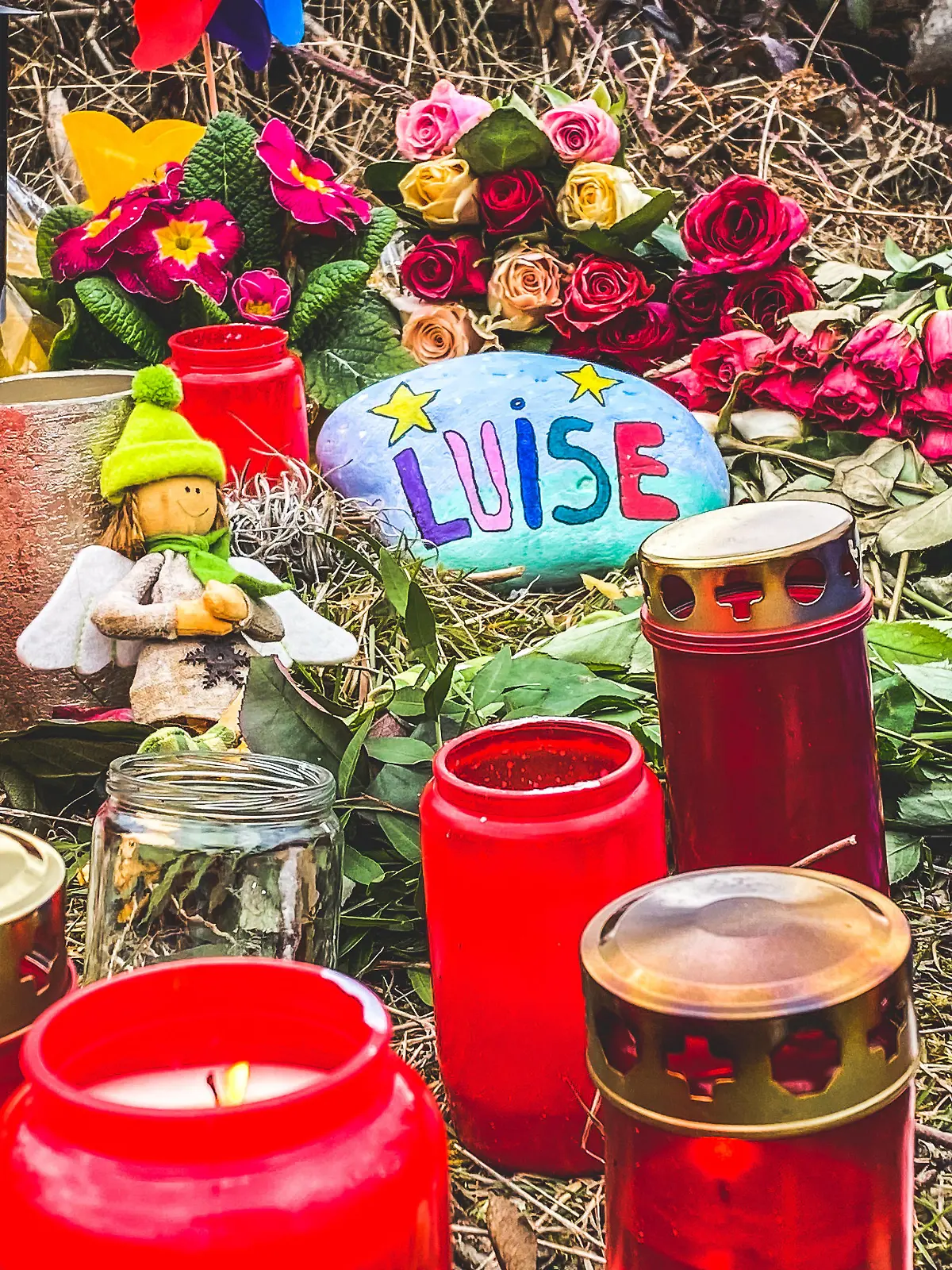 In der Naehe Nähe Fundortes der ermordeten Luise F. aus Freudenberg wurden Blumen, Kerzen und weitere Gegenstaende Gegenstände abgelegt. Trauer am 18.03.2023 in Freudenberg/Deutschland. *** Near the place where the murdered Luise F from Freudenberg was found, flowers, candles and other objects were placed in mourning on 18 03 2023 in Freudenberg, Germany.