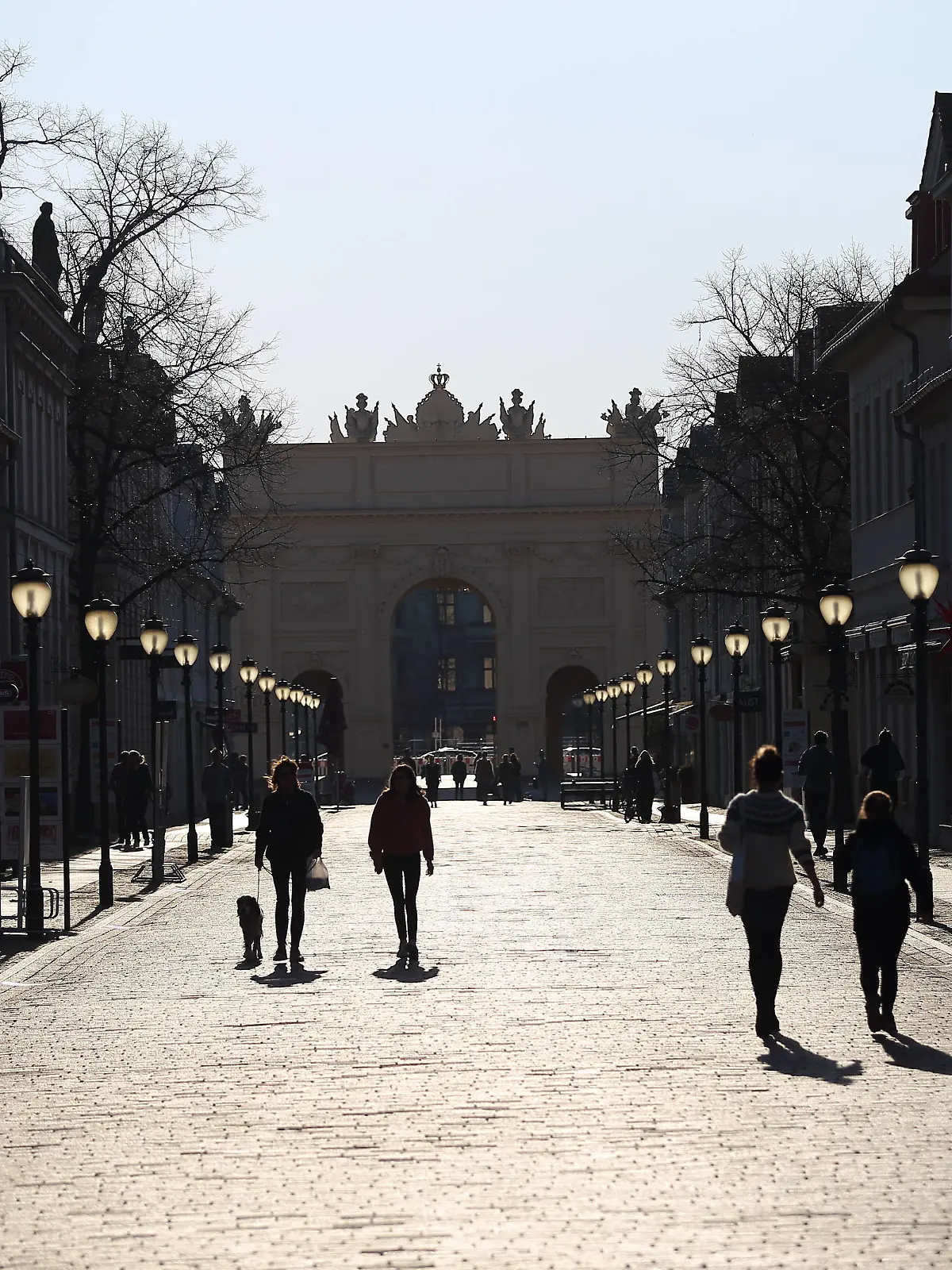  Menschen laufen am späten Nachmittag in der Brandenburger Straße, im Hintergrund das Brandenburger Tor, Potsdam, 6. April 2020. Um die Ausbreitung des Coronavirus Sars-CoV-2 zu verlangsamen gelten zur Zeit Ausgangs- und Kontaktbeschränkungen. Coronavirus Potsdam *** People walking in the late afternoon in the Brandenburger Straße, in the background the Brandenburg Gate, Potsdam, 6 April 2020 To slow down the spread of the coronavirus SARS CoV 2 there are currently exit and contact restrictions Coronavirus Potsdam