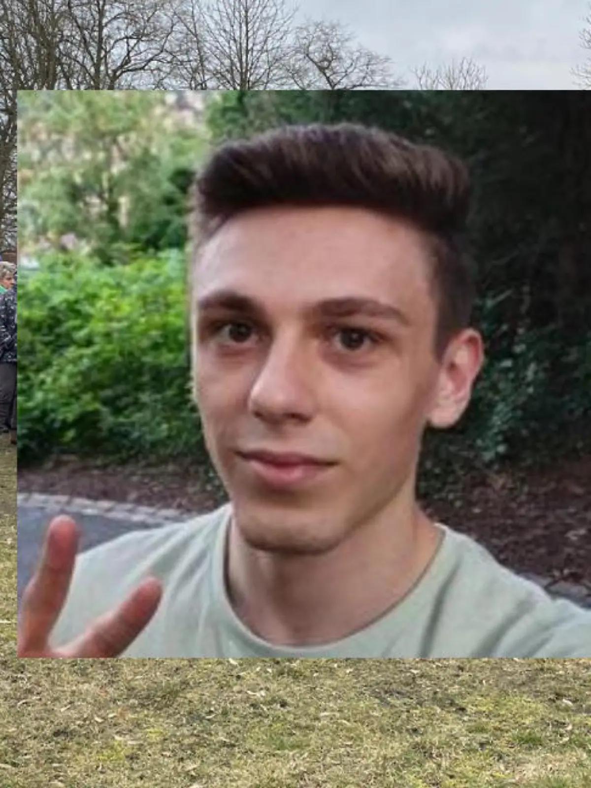 Viele Menschen versammeln sich am 12. März 2023 in Döbern. Sie sind zu einem Hoffnungsmarsch für den in Südafrika vermissten Nick Frischke aus ihrem Ort zusammengekommen.
