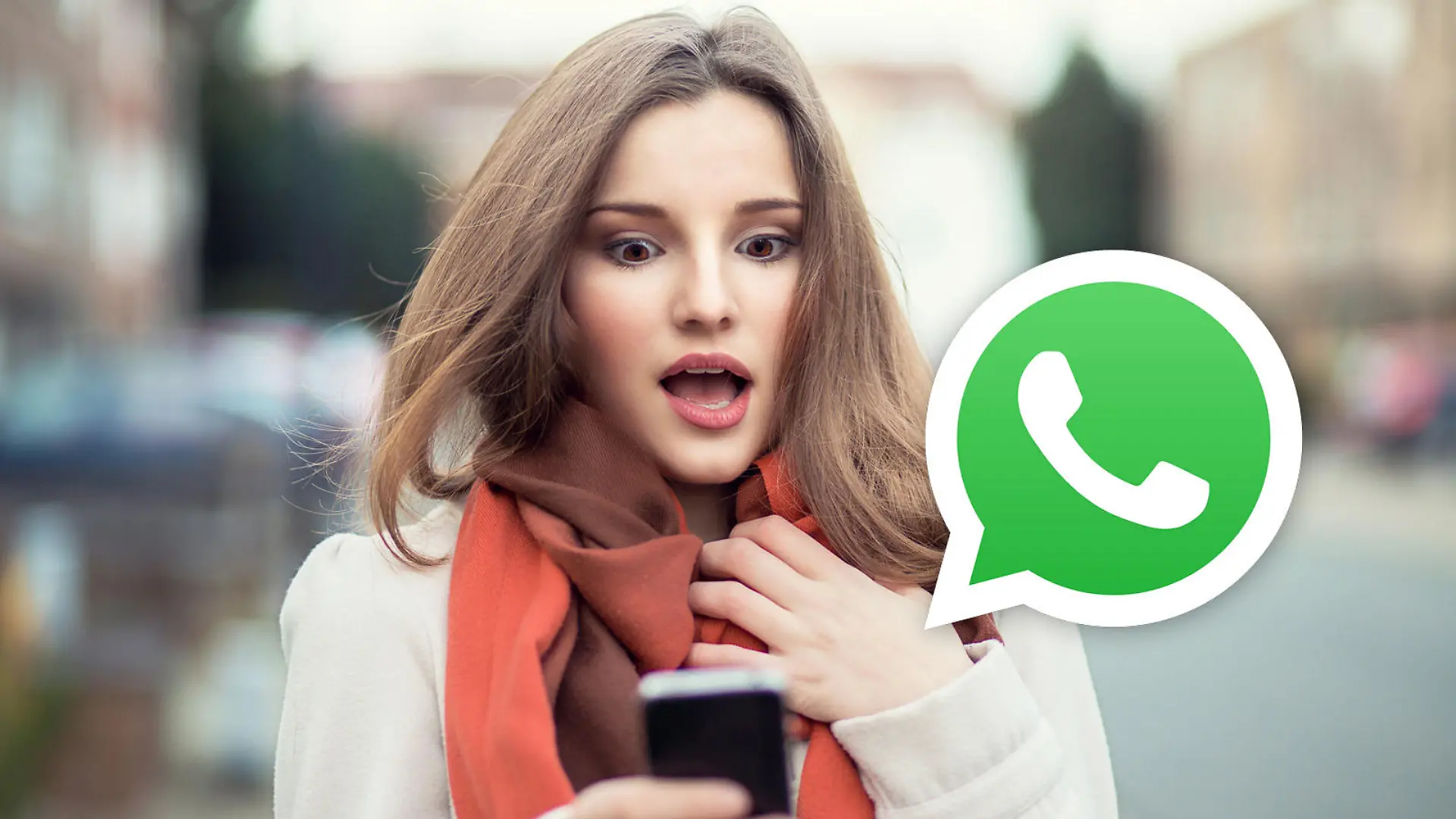 Frau mit Smartphone in der Hand