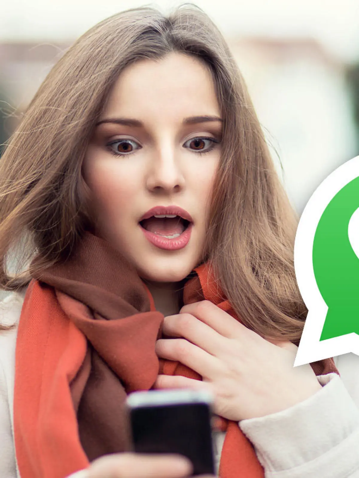 Frau mit Smartphone in der Hand