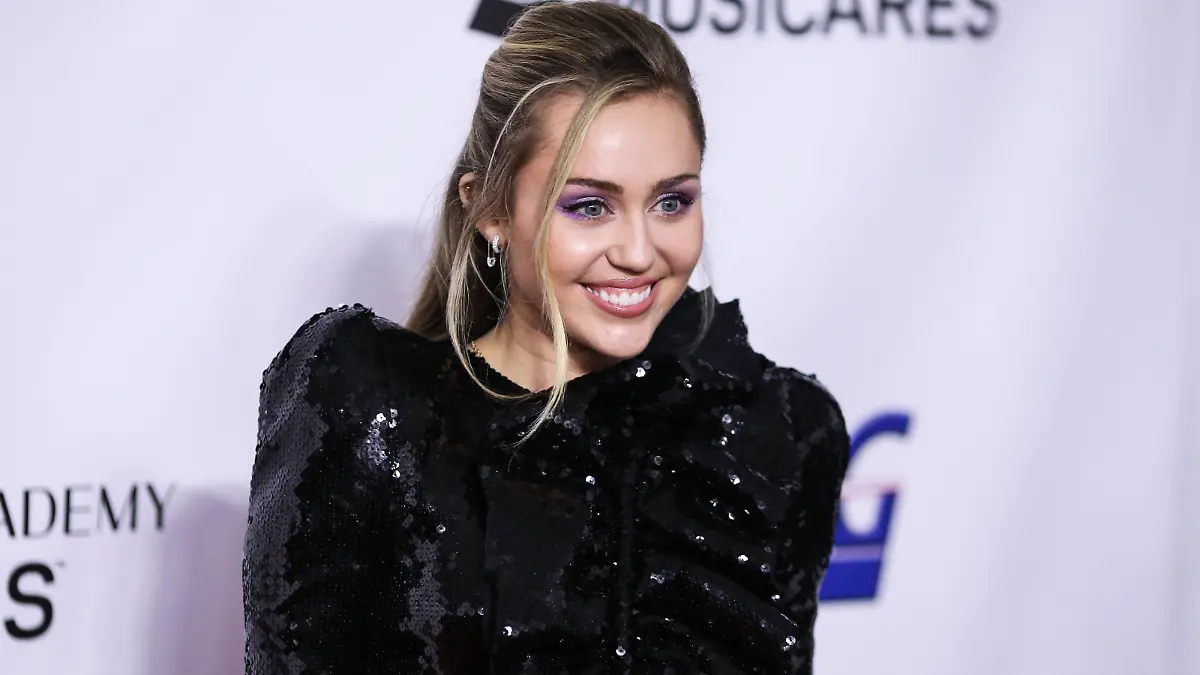 (FILE) Miley Cyrus Helps MAC Announce a $10 Million Donation for Coronavirus COVID-19 Pandemic Relief. LOS ANGELES, CALIFORNIA, USA - FEBRUARY 08: Singer Miley Cyrus wearing a Francesco Scognamiglio dress arrives at the 2019 MusiCares Person Of The Year Honoring Dolly Parton held at the Los Angeles Convention Center on February 8, 2019 in Los Angeles, California, United States. (Photo by Xavier Collin/Image Press Agency)
Pictured: Miley Cyrus
Ref: SPL5160379 020420 NON-EXCLUSIVE
Picture by: Xavier Collin/Image Press Agency/Splash News / SplashNews.com
Splash News and Pictures
Los Angeles: 310-821-2666
New York: 212-619-2666
London: +44 (0)20 7644 7656
Berlin: +49 175 3764 166
photodesk@splashnews.com
World Rights,