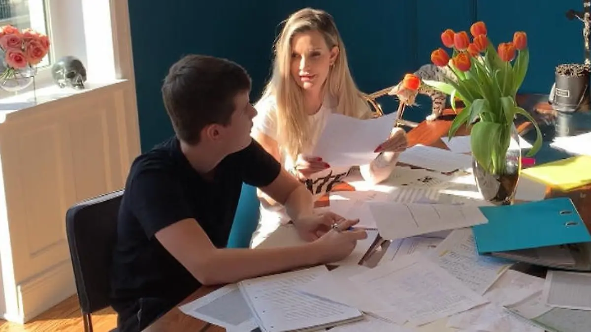 Wie sich Mirja Du Mont beim Homeschooling schlägt Sohn Fayn beurteilt Mamas Lehr-Skills