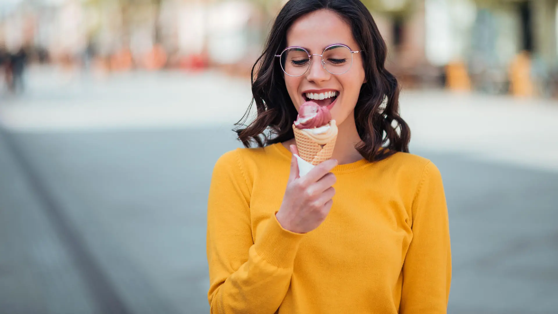 Frau isst Eis
