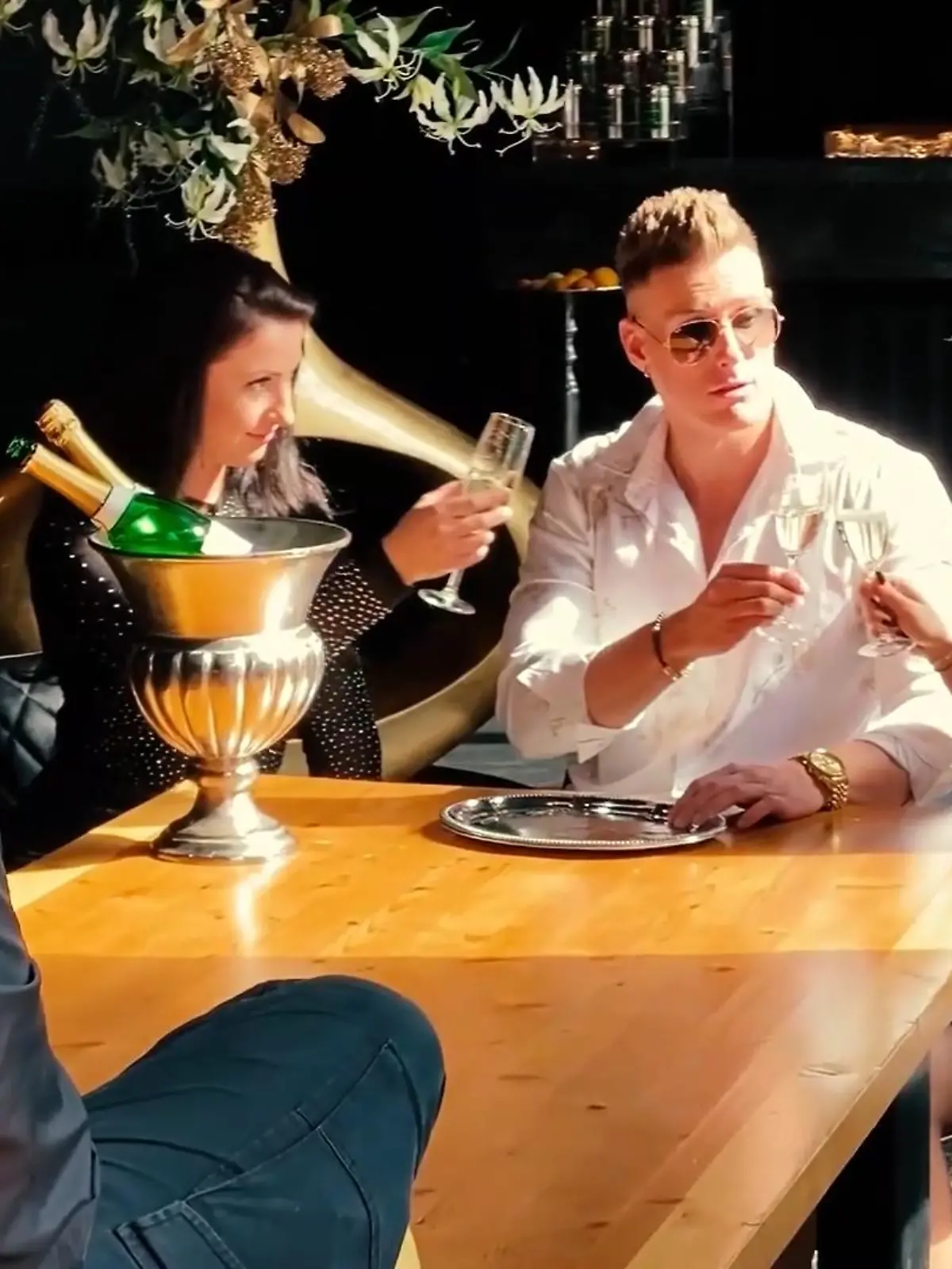 Bild zu: "Calvin rappt einen Song zur Show"