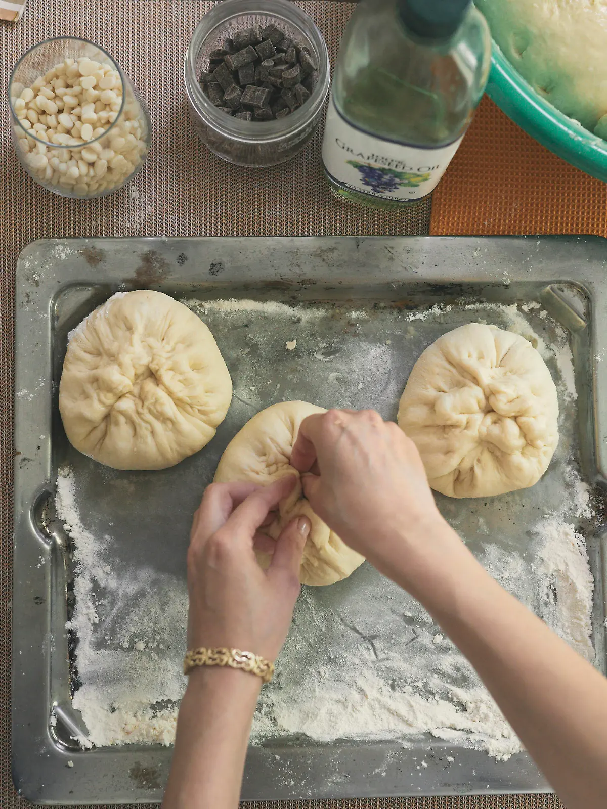 Cropped image of hands kneading dough for Challah bread at table Los Angeles, CA, United States ,model released, Symbolfoto PUBLICATIONxINxGERxSUIxAUTxONLY CRJAJEES200212-305459-01
